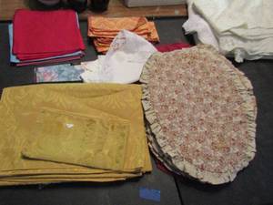 lot 986 image: Generous lot of placemats and table covers