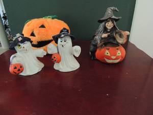 lot 76 image: Halloween lot- ghosts and witch candle burner