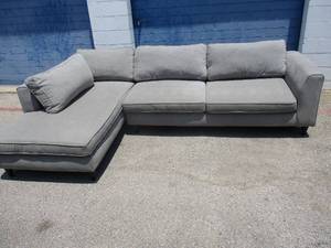 lot 23 image: Gray L-Shape Sectional Chaise Lounger By Fusion Furniture Co.