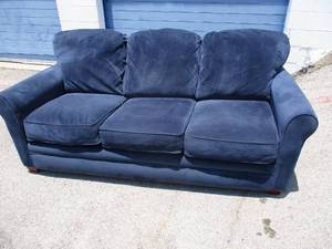 lot 26 image: Leggett & Platt Blue Sleeper Sofa