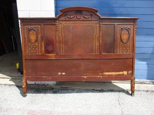 lot 8 image: Vintage-King Size Head Board