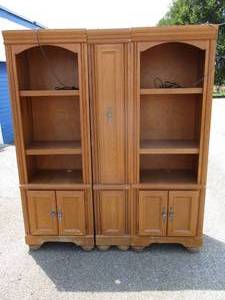 lot 71 image: 3-Piece Adjustable Shelf Pier Storage Cabinet With 2-Doors and Pull Out Center Section