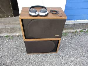 lot 92 image: 2-Bose Speakers and A Set Of Bose Headphones