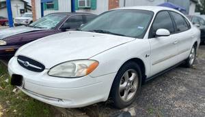 lot 45 image: 2000 FORD TAURUS - TITLE IN HAND
