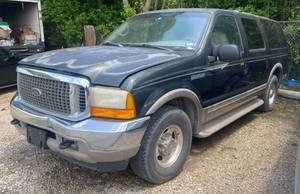 lot 10 image: 2000 FORD EXCURSION - TITLE IN HAND