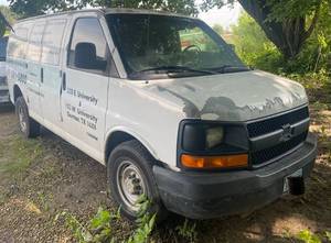 lot 2 image: 2005 Chevy Van - TITLE IN HAND