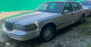 lot 8 image: 1997 FORD TOWN CAR - TITLE IN HAND