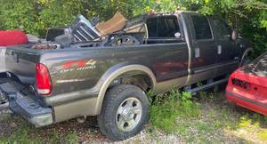 lot 11 image: 2005 FORD F-350 DIESEL - TITLE IN HAND