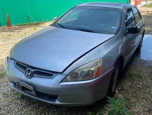 lot 25 image: 2003 GRAY HONDA ACCORD - TITLE IN HAND