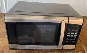 lot 61 image: BLACK & DECKER MICROWAVE 900 WATT