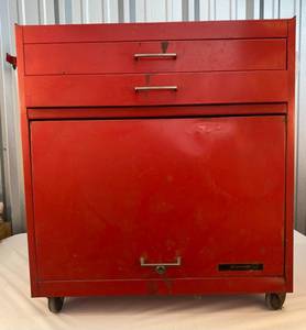 lot 68 image: WESTCRAFT TOOL BOX ON WHEELS WITH MISCELLANEOUS ITEMS