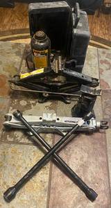 lot 78 image: 4 HYDROLIC JACKS AND 4 WAY LUG WRENCH 21MM, 17MM, 22MM & 19MM