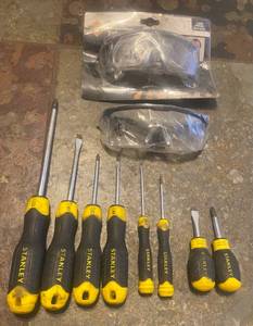 lot 44 image: 8 STANLEY SCREWDRIVERS AND 2 PAIR OF SAFETY GLASSES