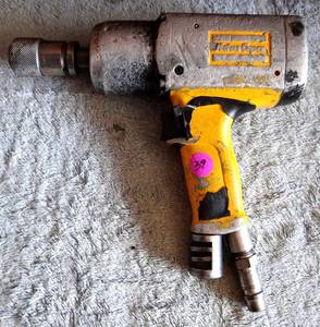 lot 39 image: AIR TOOL IMPACT DRIVER