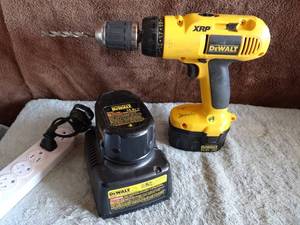 lot 49 image: DEWALT 14.4 CORDLESS DRILL WITH 2 BATTERIESCHARGER