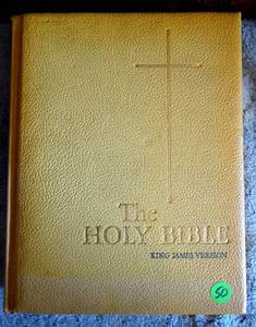 lot 50 image: HOLY BIBLE Vintage King James Version White J.G. Ferguson Publishing c.1965