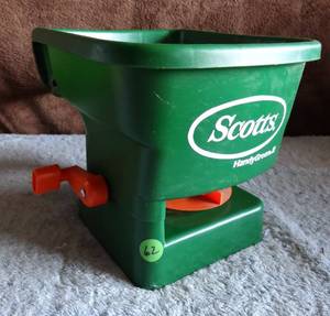 lot 62 image: SCOTTS HANDYGREEN II SPREADER - LIKE NEW