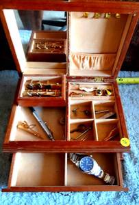 lot 76 image: MENS JEWELRY BOX WITH CONTENTS AS SHOWN