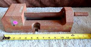lot 78 image: NICE HEAVY DUTY MOUNTING VICE - SURFACE RUST ONLY