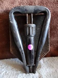 lot 90 image: PORTABLE FOLD OUT CAMPING SPADE
