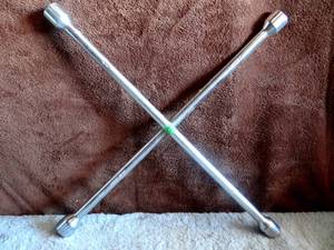 lot 95 image: 4 SIDED STAR LUG WRENCH