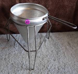lot 117 image: LARGE ROUND STRAINER WITH STAND