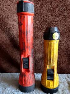 lot 134 image: LOT OF 2 VINTAGE BATTERY POWERED FLASHLIGHTS