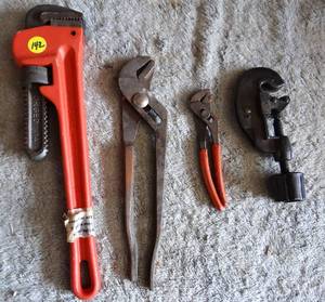 lot 143 image: ASSORTMENT OF PLUMBERS TOOLS