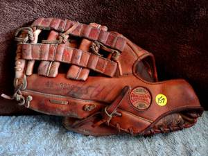 lot 157 image: Vintage Spalding 42-3236 Rick Monday Baseball Glove - $$$