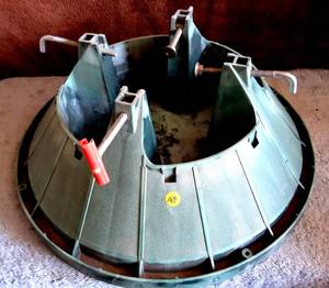 lot 169 image: LARGE HEAVY DUTY CHRISTMAS TREE STAND