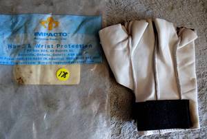 lot 178 image: IMPACTO HAND & WRIST LEATHER GLOVE PROTECTION - UNUSED