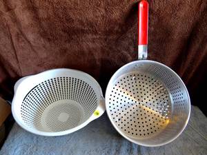 lot 190 image: ASSORTMENT OF STRAINERS
