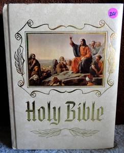 lot 201 image: The New American Bible by Catholic Bible Publishers 1991 Edition Heirloom Family