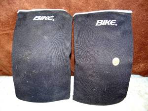 lot 202 image: PAIR OF USED BIKE BRAND KNEE PADS