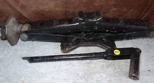 lot 256 image: ADJUSTABLE CAR JACK