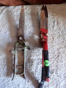 lot 266 image: VINTAGE PAIR OF HEDGE TRIMMERS