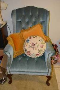 lot 9 image: Blue Velvet Button-Tufted Armchair with Velvet and Embroidered Pillows