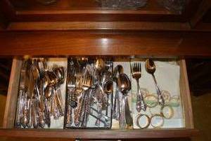 lot 55 image: Contents of Silverware Drawer