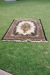 lot 492 image: Area Rug, approx 5x7