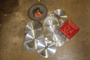 lot 436 image: Circular Saw Blades and Saw Set mostly 7 inch