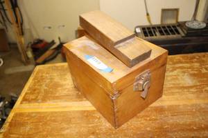 lot 442 image: Vintage Shoe shine box and contents