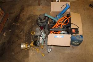lot 437 image: Misc. Work Lights, ShopVac, Chalking Guns, Knee Kicker