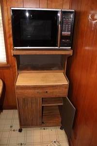 lot 178 image: JC Penney Microwave Model 5919-00-40 and Cart