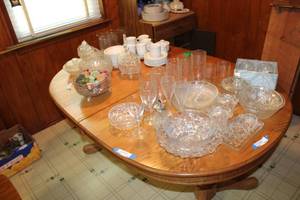 lot 186 image: Keller (Culpeper Plant) Solid Oak Dining Table with Gear Extension, and 3 Leaves, Pedestal Base with Spindles, CONTENTS NOT INCLUDED