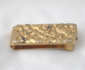 lot 506 image: Gold nugget style money clip