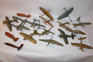 lot 13 image: Collection Vintage Kelloggs Cardboard Airplanes