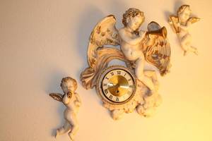 lot 75 image: Matching Wall Cherubs and Wall Clock