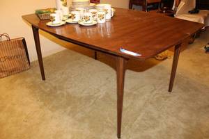 lot 91 image: Mid-Century Dining Table with Extra Leaf