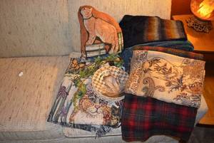 lot 81 image: Cat Collectible Plates Pillow and Throws