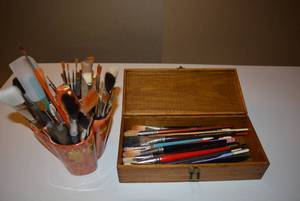lot 115 image: Large amount of Paint Brushes with Ceramic Holder and Wooden Box